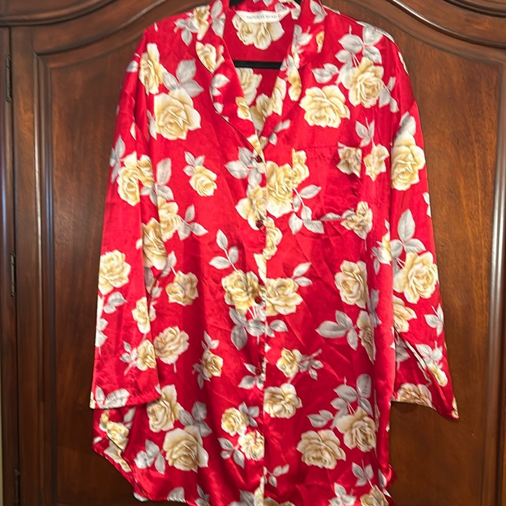 Victoria Secrets Night Shirt in Red and Gold floral print - Size Large